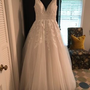 Unused wed. dress, Justin Alexander, Size 8, Ivory